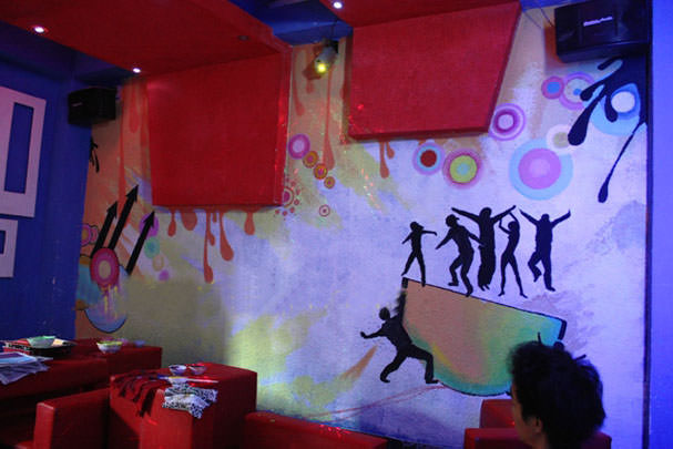 vẽ tranh tường quán bar